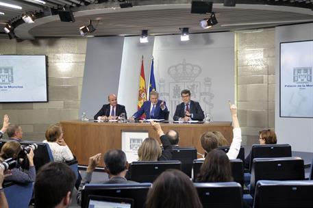 6/10/2017. Consejo de Ministros: Méndez de Vigo, De Guindos y Nadal. Los ministros de, Educación, Cultura y Deporte y portavoz del Gobierno,...